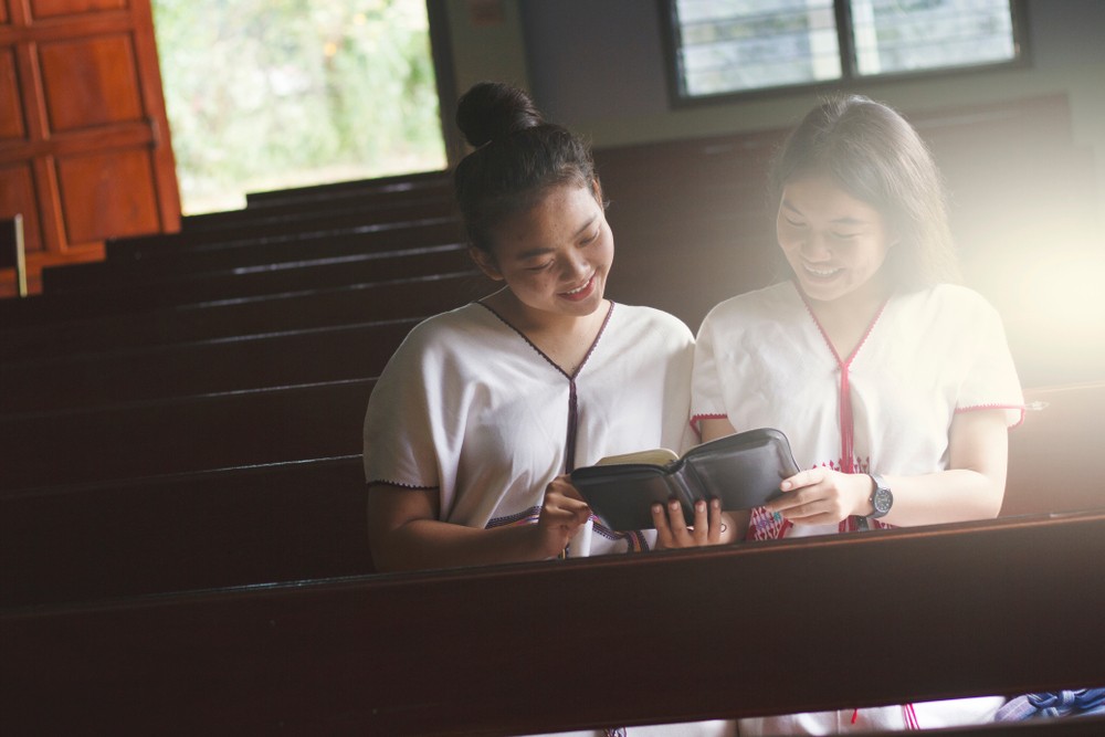 Two students reading the bible together Global University Correspondence Learning